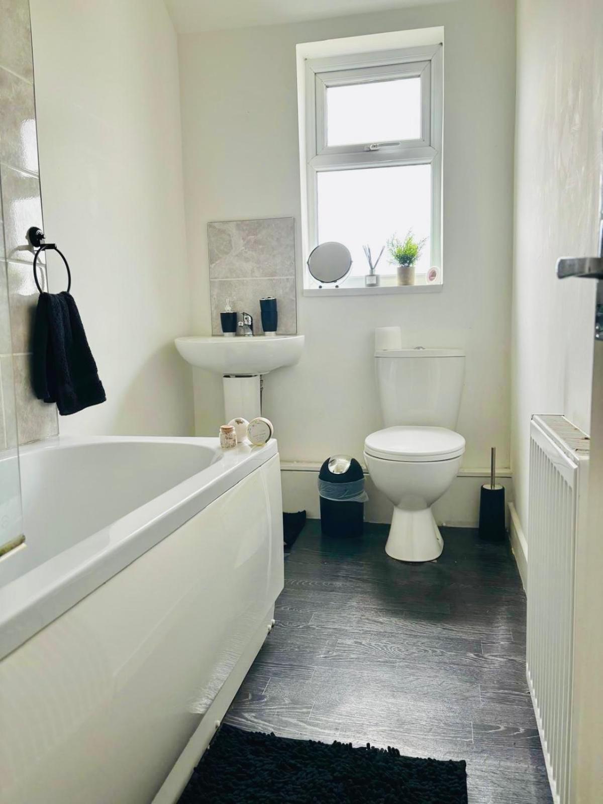 3-Bed Home From Home, Sleeps 6, Great For Contractors, Close To Gulliver'S Valley Theme Park, Free Parking, Hot Tub, Couple Retreat Sheffield Exteriör bild
